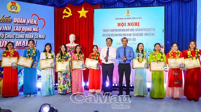 Đồng chí Nguyễn Bình Tân, Ủy viên Ban Thường vụ Tỉnh ủy, Phó Trưởng đoàn chuyên trách Đoàn đại biểu Quốc hội tỉnh và đồng chí Lý Công Bắc, Phó Chủ tịch Ủy ban MTTQ Việt Nam tỉnh Cà Mau, Chủ tịch LĐLĐ tỉnh, trao Bằng khen của Chủ tịch UBND tỉnh, biểu trưng của LĐLĐ tỉnh tặng các cá nhân tiêu biểu.