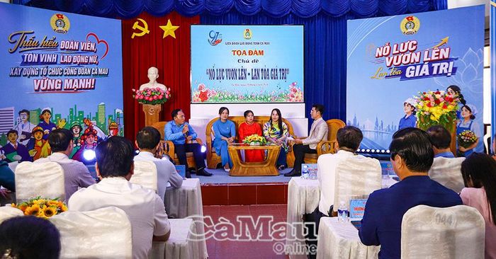Trong khuôn khổ hội nghị có chương trình giao lưu, tọa đàm với chủ đề "Nỗ lực vươn lên - Lan tỏa giá trị", chia sẻ những câu chuyện truyền cảm hứng từ nữ đoàn viên, người lao động tiêu biểu, lan tỏa những giá trị tốt đẹp trong lao động, công tác và cuộc sống.