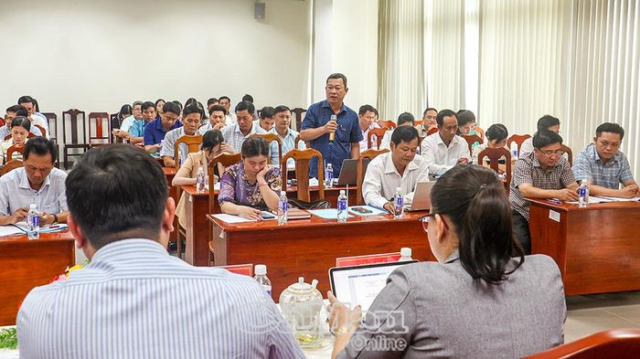 Phó Trưởng phòng Văn hóa - Xã hội phường An Xuyên Đỗ Đức Long đóng góp ý kiến.