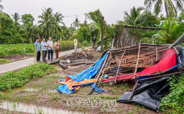  Căn nhà của gia đình anh Trịnh Minh Chuyên, ấp Khánh Lộc, thuộc diện hộ nhận bảo trợ xã hội, bị dông lốc làm sập hoàn toàn.