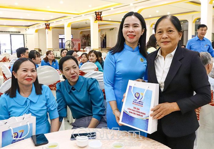 Dịp này, Ban Thường vụ LĐLĐ tỉnh trao quà tri ân các đồng chí nguyên lãnh đạo LĐLĐ tỉnh Cà Mau và tỉnh Bạc Liêu (cũ) qua các thời kỳ. (Trong ảnh: Phó Chủ tịch Thường trực LĐLĐ tỉnh Ngô Diễm Phúc (thứ hai từ phải sang), tặng quà tri ân các đồng chí nguyên lãnh đạo LĐLĐ tỉnh).
