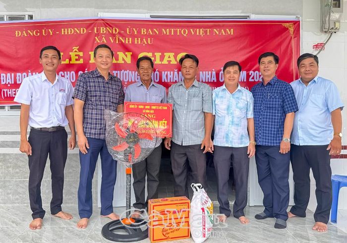  Lãnh đạo địa phương bàn giao nhà Đại đoàn kết cho gia đình ông Lý Xà Ry.