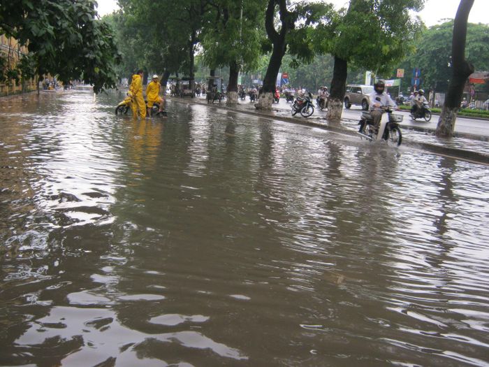 Bộ Xây dựng yêu cầu các sở, ngành liên quan tại địa phương bố trí lực lượng, vật tư, phương tiện để khắc phục sự cố, đảm bảo thông suốt trên các trục giao thông chính, chống ngập lụt khu đô thị. Ảnh: N.Lộc