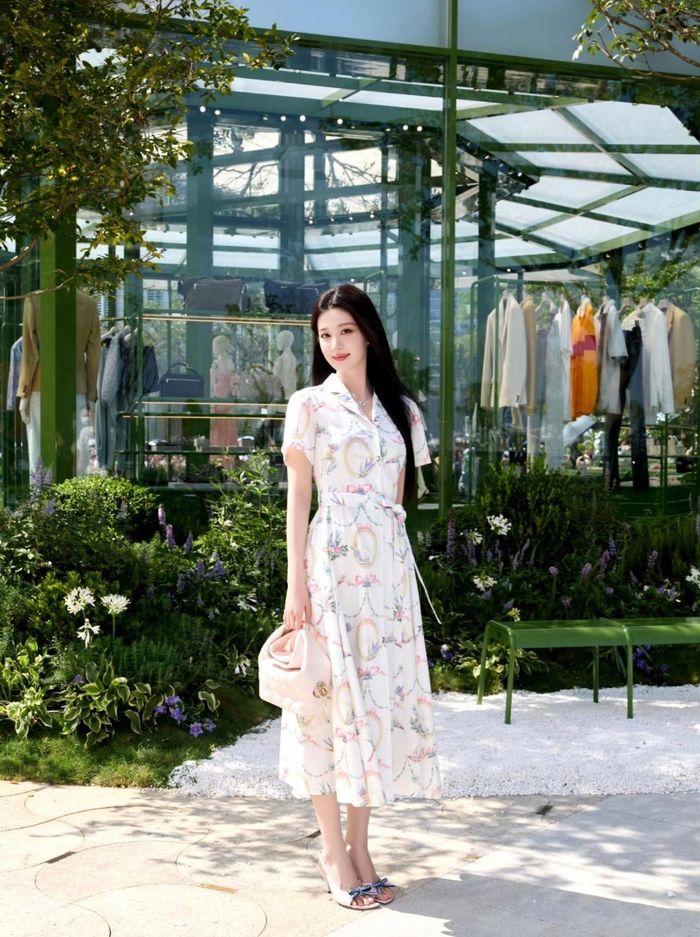 Vương Sở Nhiên hóa quý cô thanh lịch, trang nhã. Ảnh: Weibo