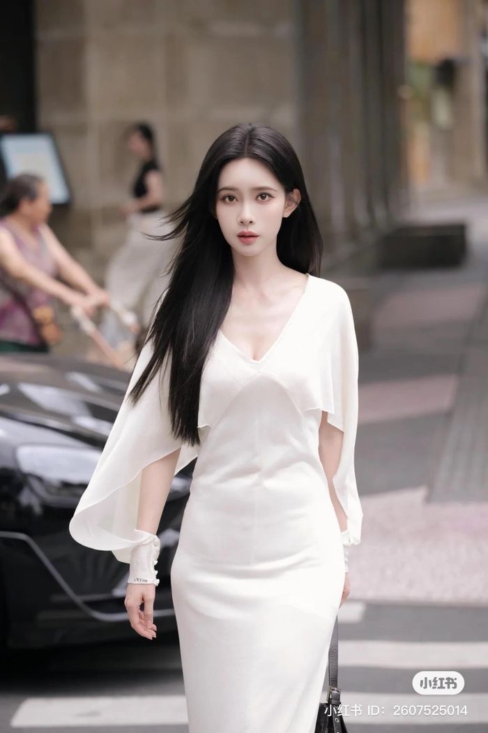Mẫu váy quá dài khiến Mạnh Tử Nghĩa vô tình vấp ngã. Ảnh: Xiaohongshu