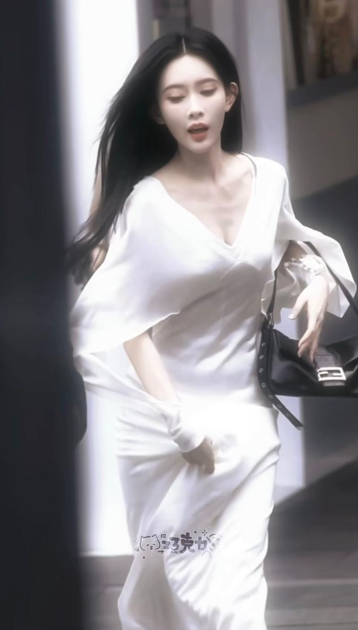 Mạnh Tử Nghĩa loạng choạng nhưng vẫn đẹp hút hồn. Ảnh: Weibo