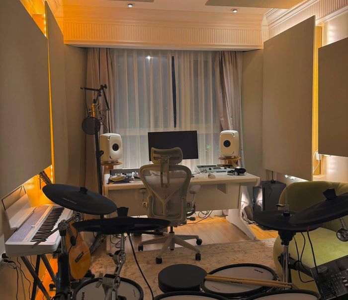 Căn nhà cũ được sửa lại thành studio, phòng tập nhảy