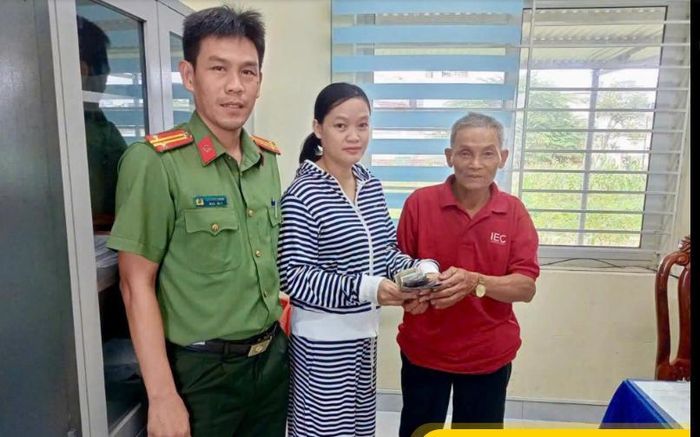 Chị Nguyệt nhận lại số tiền đánh rơi. Ảnh: CACC.