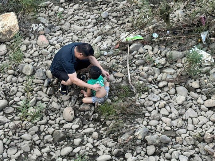 Cháu bé may mắn được anh Trần Quang Đáng phát hiện. Ảnh: UBND xã Đại Phúc.