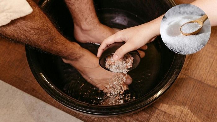 Ngoài ra bạn có thể ngâm chân với nước nóng hoặc nước muối để khử mùi. Ảnh minh họa