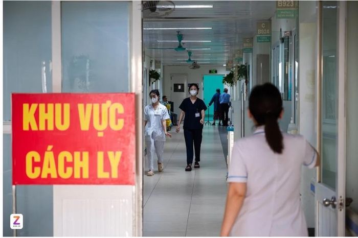 Bộ Y tế khuyến cáo người dân đeo khẩu trang khi đến cơ sở y tế, sử dụng phương tiện giao thông công cộng, ở nơi đông người. Ảnh: Đinh Hà. 