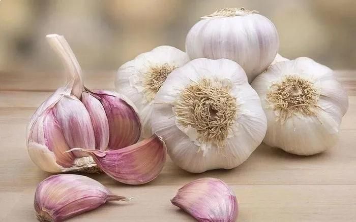 Tỏi tím có hương thơm nồng hơn, trong khi tỏi trắng dễ sử dụng và phù hợp với nhiều món ăn.