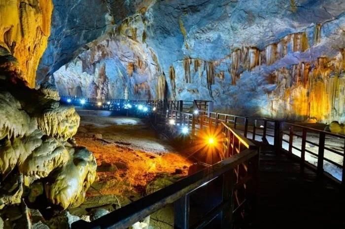 Hệ thống thạch nhũ trong Hang Lạng tạo nên vẻ đẹp kỳ ảo như bước vào một thế giới khác.