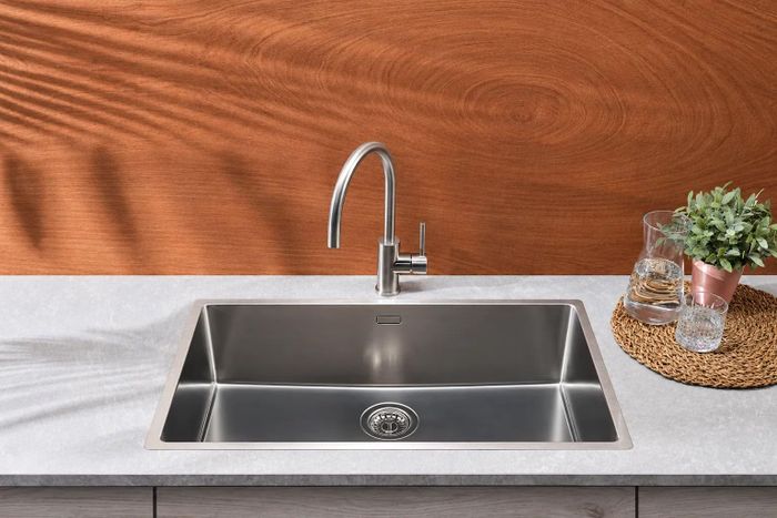 Nếu thay từ bồn 2 hố sang 1 hố, cần kiểm tra xem kích thước lỗ khoét trên mặt đá có tương thích hay không