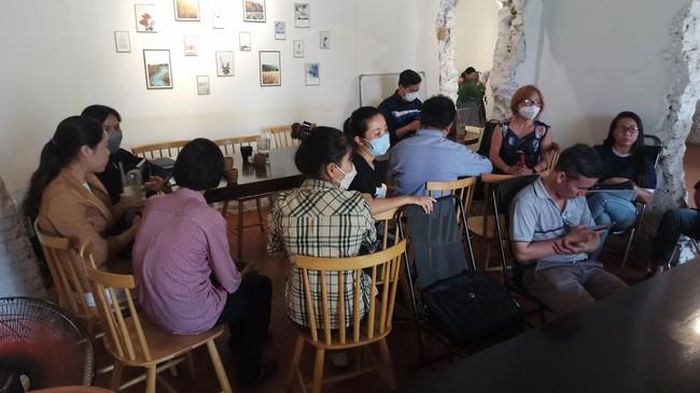 Các nạn nhân của Công ty Nhà Tiến Phát cầu cứu đến báo chí.