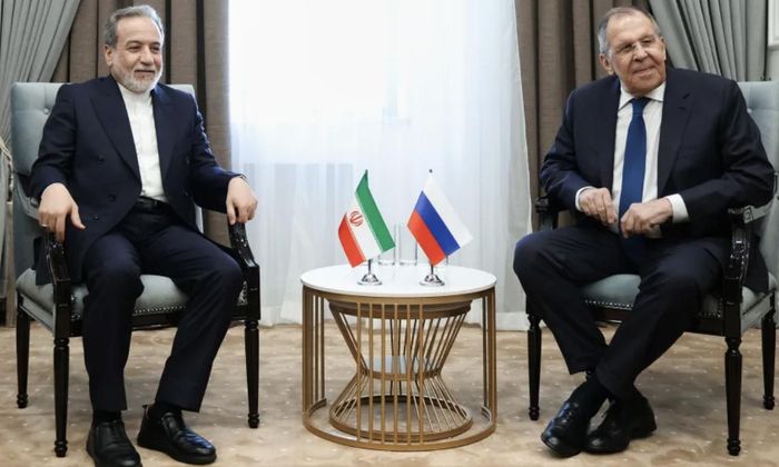 Ngoại trưởng Nga Serge I Lavrov (phải) và Ngoại trưởng Iran Abbas Araghchi trong một lần gặp - Ảnh: AP