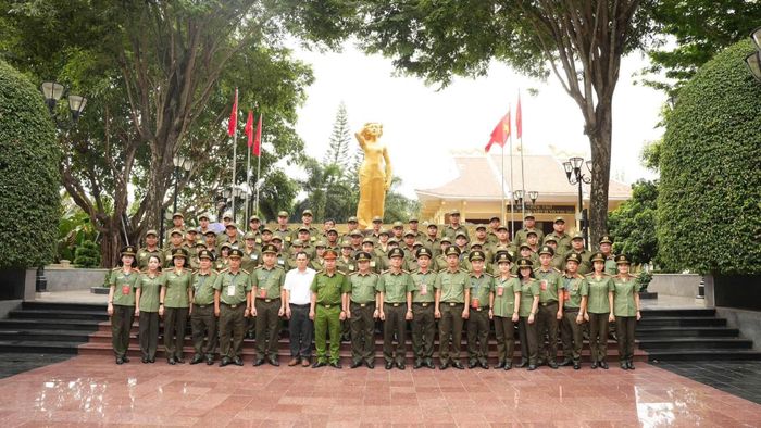 Ban Tổ chức Hội thi cùng đại diện các đội dâng hương tưởng niệm Anh hùng Liệt sĩ Võ Thị Sáu