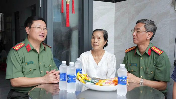 Ban Tổ chức Hội thi đến thăm hỏi, động viên các gia đình lực lượng tham gia bảo vệ ANTT ở cơ sở có hoàn cảnh khó khăn