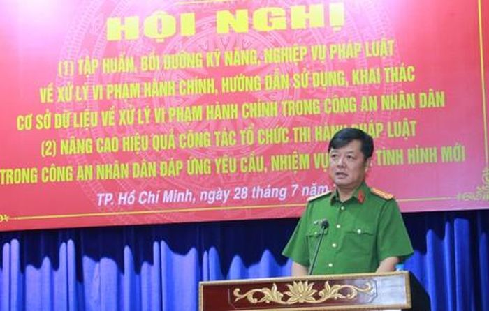 Đại tá Nguyễn Đình Dương – Phó Giám đốc Công an TP.HCM phát biểu tại hội nghị