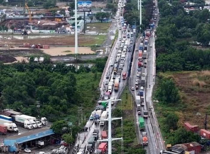 Dòng xe tải chờ vào cảng Cát Lái vô tình trở thành gánh nặng cho hạ tầng Thành phố