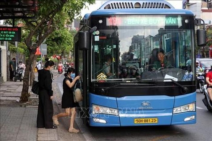 Người dân đi xe buýt miễn phí