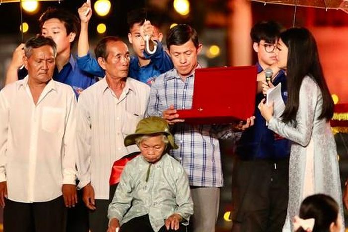 Gia đình Liệt sĩ Huỳnh Văn Quên xúc động nhận những kỷ vật của ông