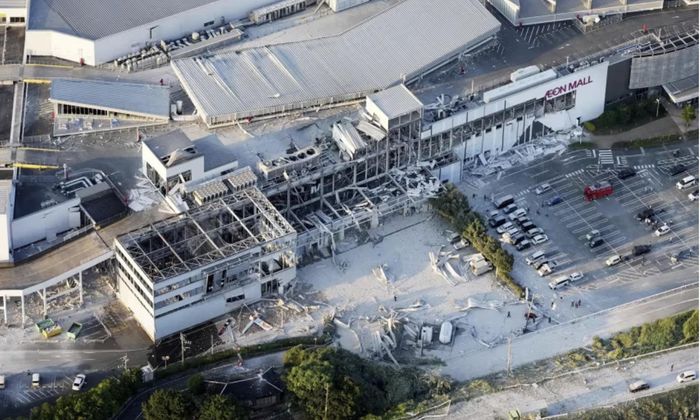 Hình ảnh từ trên không cho thấy trung tâm mua sắm Aeon Mall bị hư hại sau trận động đất mạnh 7,1 độ richter tại tỉnh Kumamoto, miền nam Nhật Bản hôm 28/7 - Ảnh: Reuters