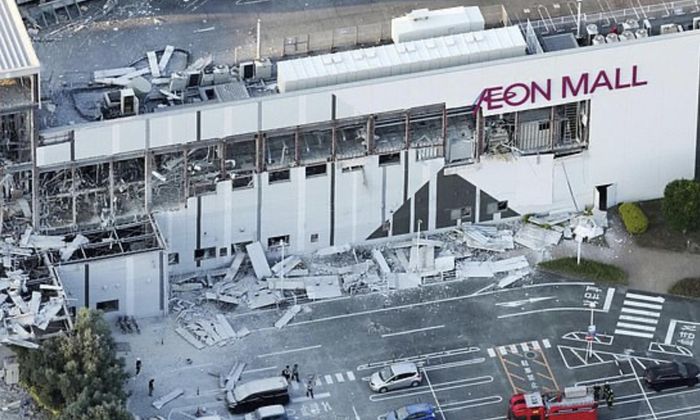 Quang cảnh trung tâm thương mại Aeon bị thiệt hại sau trận động đất ngày 28/7 - Ảnh: Reuters