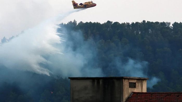  Một chiếc máy bay Canadair CL-415 của Lực lượng Phòng vệ Dân sự Pháp (Securite Civile) đang thả nước xuống khu vực đang cháy trong một vụ cháy rừng ở phía trước Barjols, miền đông nam nước Pháp. Ảnh: Getty. 