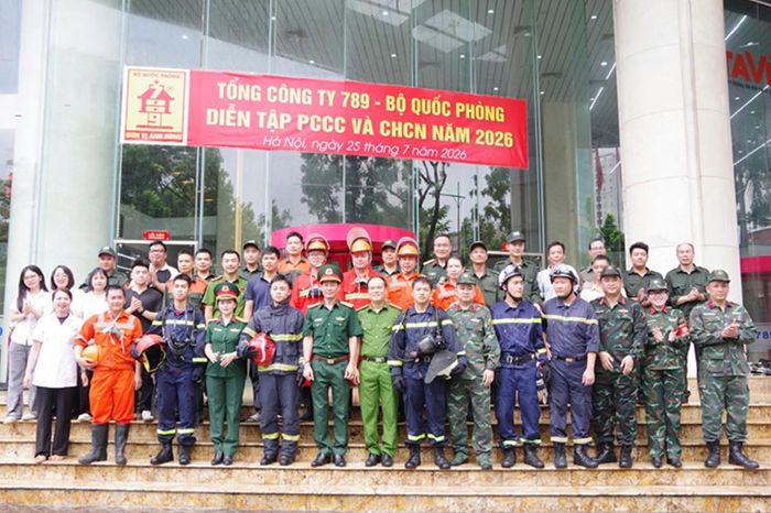 Đội CC&amp;CNCH khu vực số 11 cùng cán bộ, nhân viên Tổng công ty 789 chụp ảnh kỷ niệm. Ảnh: Tổng công ty 789