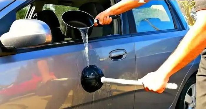 Đơn giản chỉ cần đun nóng một ít nước trong ấm trà hoặc nồi, đổ lên chỗ lõm và ấn cần đẩy xuống. Nếu vết lõm không quá nghiêm trọng, nó sẽ bật ra khỏi thân xe; trông sẽ không đẹp như trước nhưng sẽ ít dễ nhận thấy hơn.