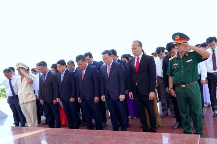  Lãnh đạo tỉnh cùng các đại biểu đặt vòng hoa, dâng hương và mặc niệm tưởng nhớ các anh hùng liệt sĩ tại Nghĩa trang Liệt sĩ Ninh Thuận. 
