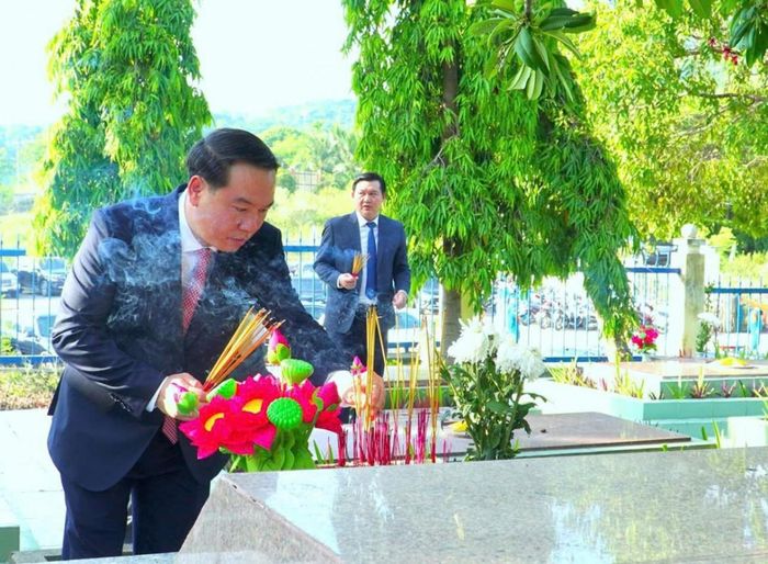 Các đồng chí lãnh đạo tỉnh thành kính thắp hương tại từng phần mộ các anh hùng liệt sĩ.