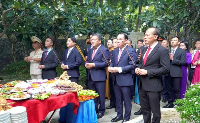  Đoàn đại biểu dâng hương tại Khu Mộ gió tưởng niệm 64 cán bộ, chiến sĩ Hải quân nhân dân Việt Nam hy sinh trong sự kiện Gạc Ma. 