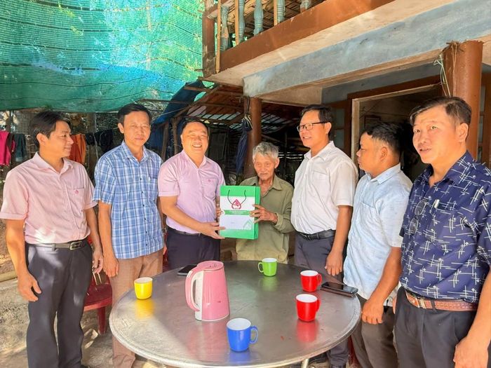 Ngân hàng Chính sách xã hội thành phố Huế đã tổ chức chương trình thăm hỏi, tặng quà nhân dịp kỷ niệm 79 năm Ngày Thương binh - Liệt sĩ