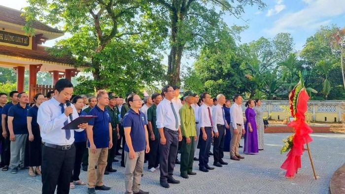 Đảng ủy, HĐND, UBND, UBMTTQ xã Hưng Lộc tổ chức Lễ viếng, dâng hương, dâng hoa tưởng niệm các Anh hùng Liệt sĩ...