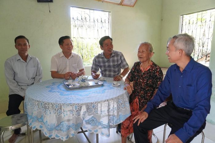 Lãnh đạo Thành ủy và lãnh đạo địa phương đã đến thăm, tặng quà các gia đình chính sách, thân nhân Liệt sĩ, người có công với cách mạng trên địa bàn xã Hưng Lộc