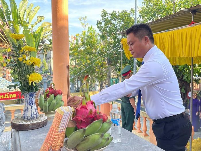 Đảng ủy, HĐND, UBND, UBMTTQ xã Hưng Lộc tổ chức Lễ viếng, dâng hương, dâng hoa tưởng niệm các Anh hùng Liệt sĩ...