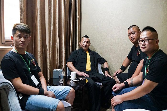 Tào Đình Hữu và các học trò. (Ảnh: Sina)