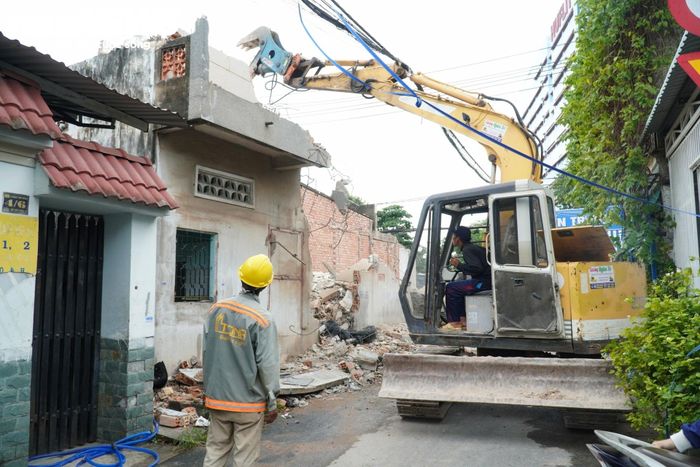 Trong khi đó, tại xã Bà Điểm, nhiều căn nhà ven quốc lộ 22 cũng đang được khẩn trương tháo dỡ sau khi người dân nhận tiền bồi thường. Không ít công trình bị giải tỏa hoàn toàn, khiến ranh giới dự án lùi sâu vào khu dân cư hàng chục mét so với hiện trạng.