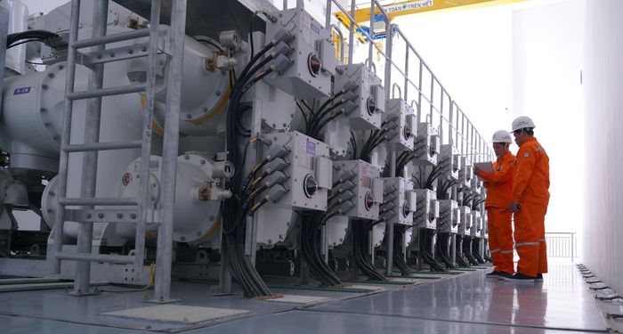  Trạm biến áp sử dụng công nghệ GIS (Gas Insulated Switchgear) được vận hành bằng cách đặt các thiết bị điện chính trong các khoang kim loại kín chứa khí SF6 để cách điện, tự động hóa giám sát và khóa liên động an toàn.