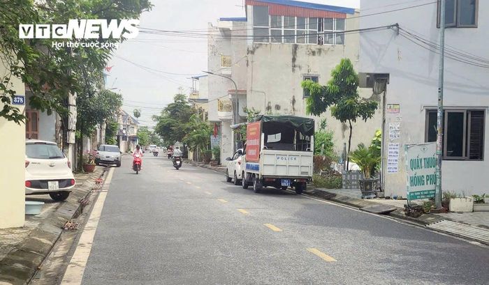 Sáng 28/7, lực lượng chức năng cũng đã đến hiện trường thu thập chứng cứ, hình ảnh camera nhà dân gần hiện trường để phục vụ công tác xác minh, điều tra, truy tìm tài xế gây tai nạn nêu trên.