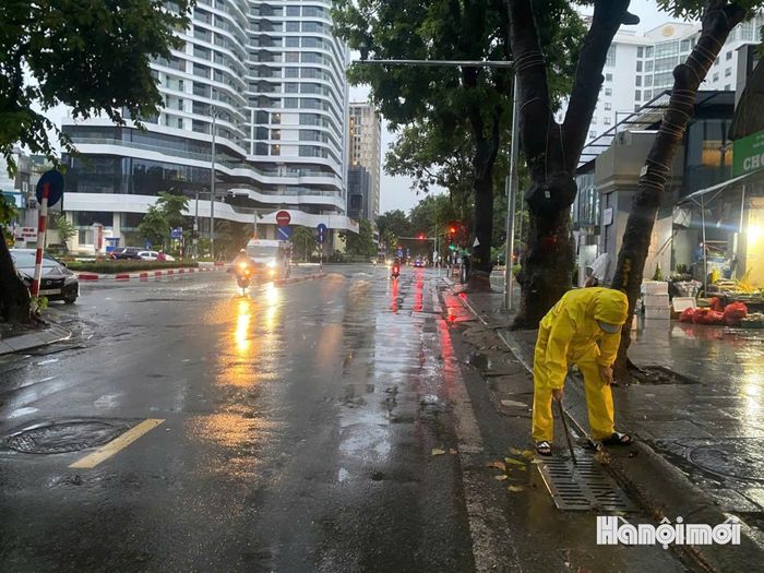 Xí nghiệp thoát nước số 1 ứng trực tại phố Đội Cấn. Ảnh: PV