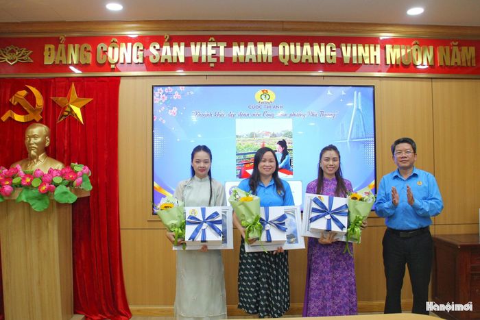 Chủ tịch Công đoàn phường Phú Thượng Nguyễn Tiến Cảnh trao giải cho các tác giả đạt giải Cuộc thi ảnh. Ảnh: Cao Kỳ