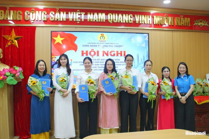 Phó Chủ tịch Công đoàn phường Phú Thượng Nguyễn Thúy Hà trao Quyết định, tặng hoa tới các công đoàn cơ sở thành lập mới. Ảnh: Cao Kỳ