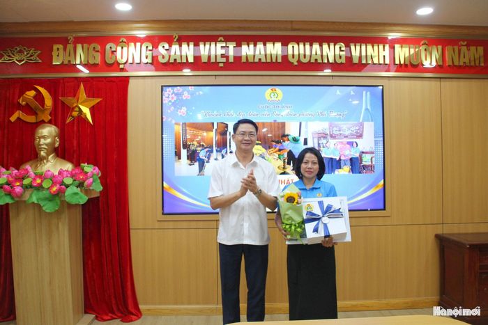 Phó Bí thư Thường trực Đảng ủy phường Phú Thượng Trần Quang Đạo trao giải Nhất cho tác giả đạt giải Cuộc thi ảnh. Ảnh: Cao Kỳ