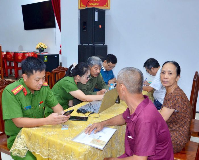 Các tổ công tác bố trí làm việc linh hoạt để tạo điều kiện thuận lợi cho người dân tham gia đối chiếu hồ sơ. Ảnh: TH