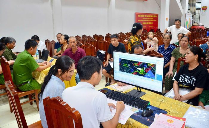 Lực lượng chuyên môn, Công an phường và tổ dân phố phối hợp hỗ trợ người dân kiểm tra, cập nhật thông tin đất đai. Ảnh: TH