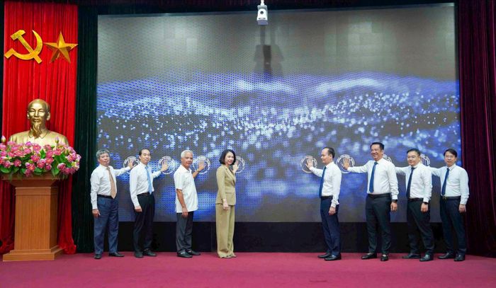 Các đại biểu thực hiện nghi thức nhấn nút khởi động, triển khai vận hành mô hình. Ảnh: Linh Phạm
