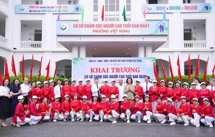 Phó Chủ tịch UBND thành phố Vũ Thu Hà cùng các đại biểu tham gia khai trương Cơ sở chăm sóc người cao tuổi ban ngày ở phường Việt Hưng. Ảnh: Linh Phạm